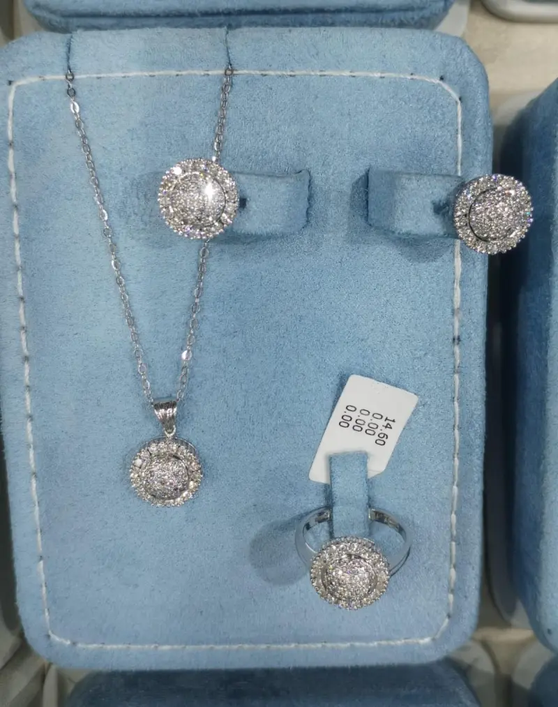 نص طقم الماس نظيف