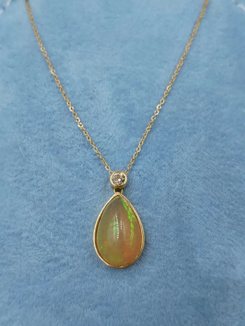 تعليقه الماس مع حجر الاوبل