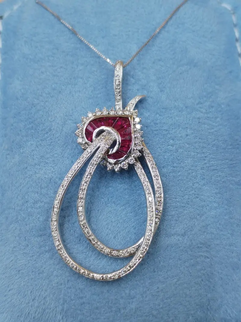 تعليقه الماس مع الياقوت