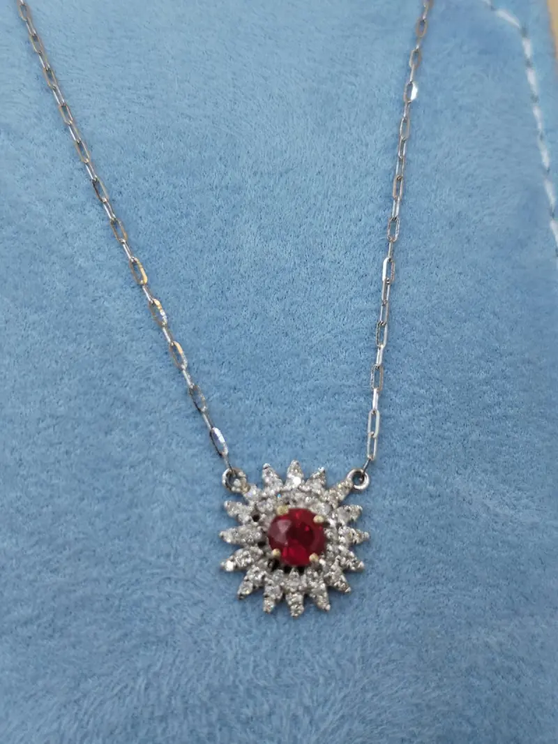 تعليقه الماس مع حجر الياقوت