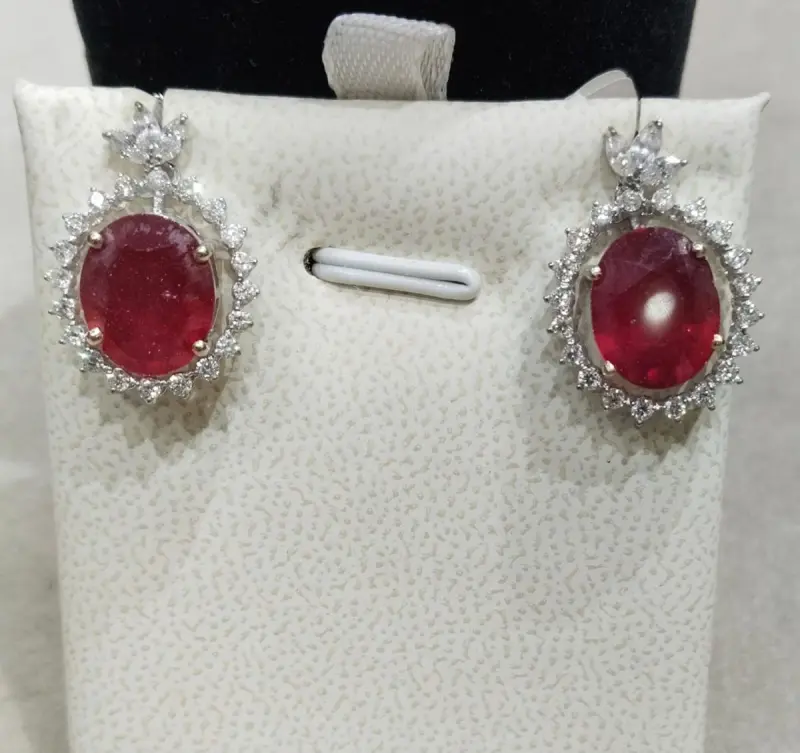 حلق الماس مع حجر الياقوت